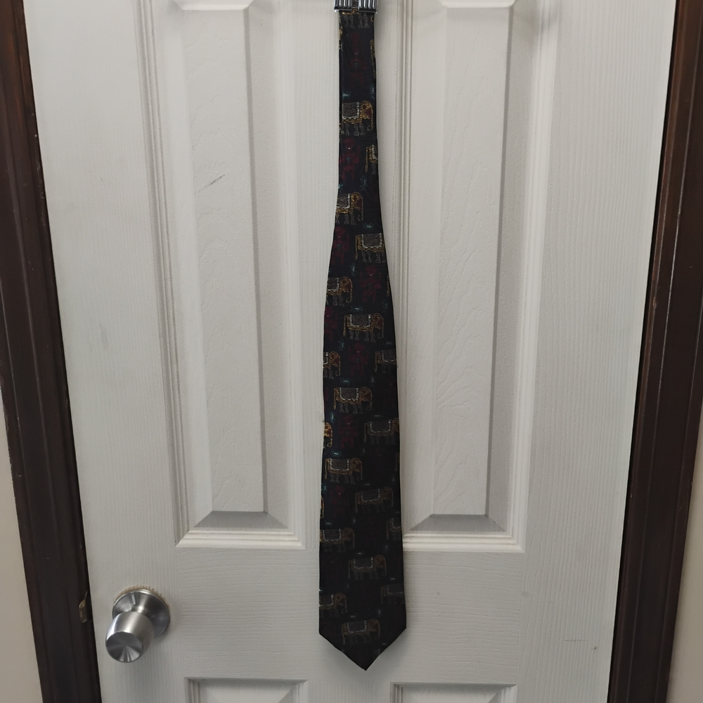 Structure Black Tie with Vibrant Pattern